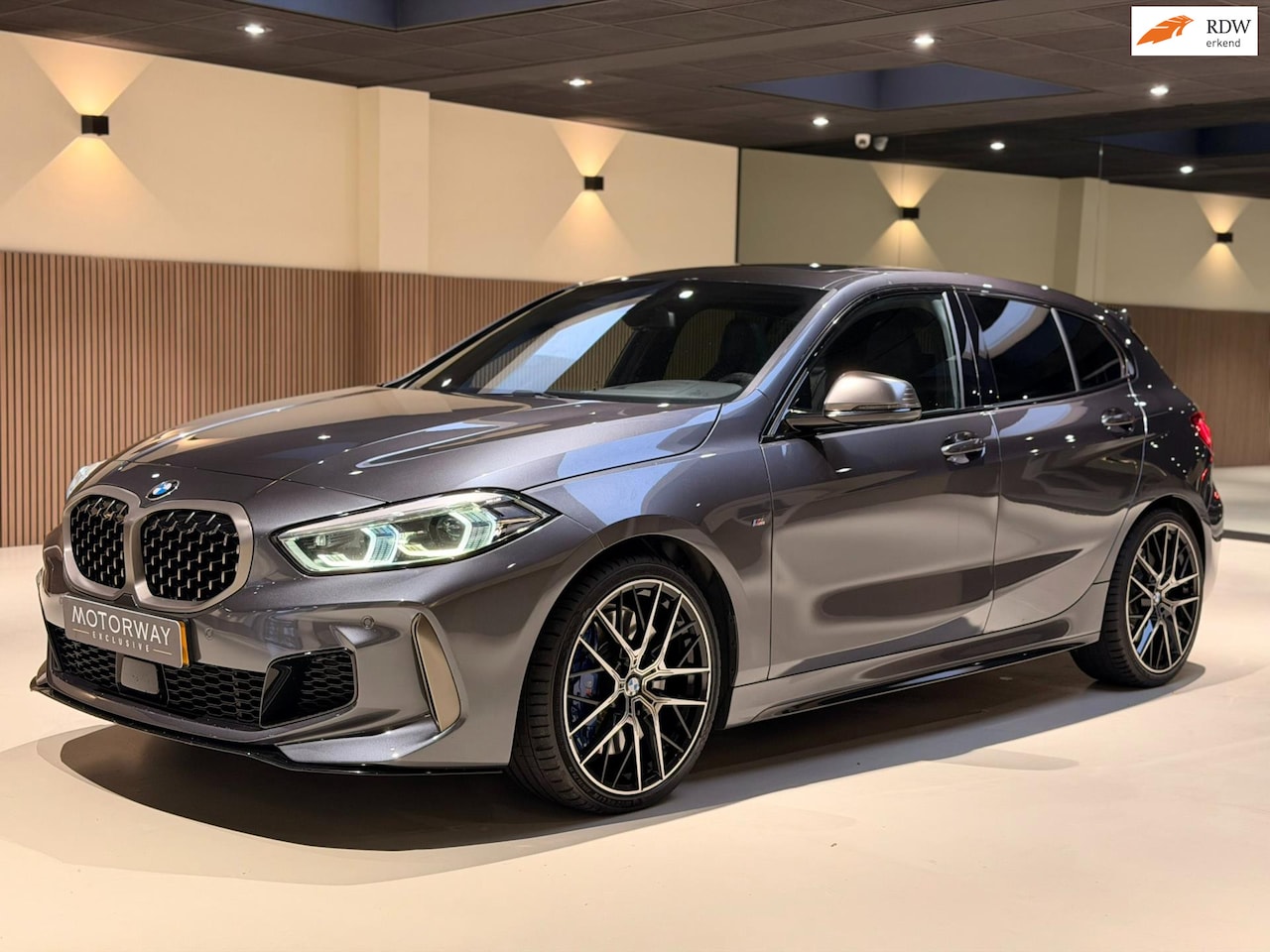 BMW 1-serie - M135i xDrive High Executive PANO|M-Sport|HarmanCardon|HUD|Carplay|Stoel&Stuur verwarming|K - AutoWereld.nl
