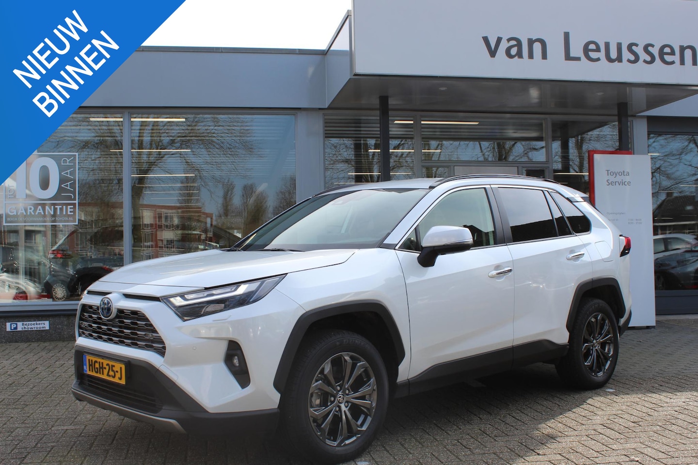 Toyota RAV4 - 2.5 HYBRID AWD EXECUTIVE TREKHAAK STUUR/STOEL/VOORRUITVERW.  EL-ACHTERKLEP DODEHOEK DETECT - AutoWereld.nl