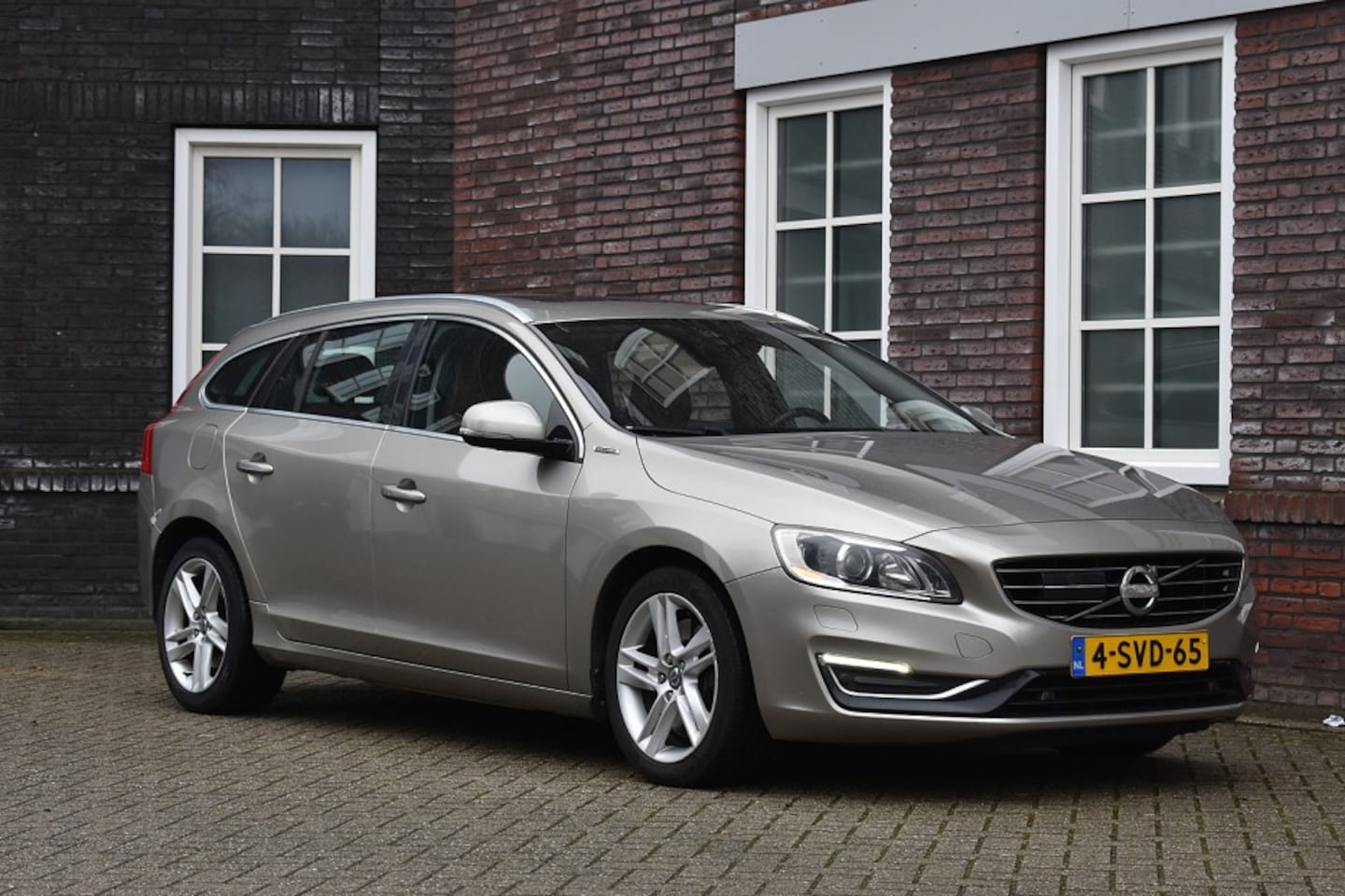 Volvo V60 - 2.4 D6 AWD Plug-In Hybrid Summum - 1e Eigenaar! Wij zijn op afspraak geopend! Graag bellen - AutoWereld.nl