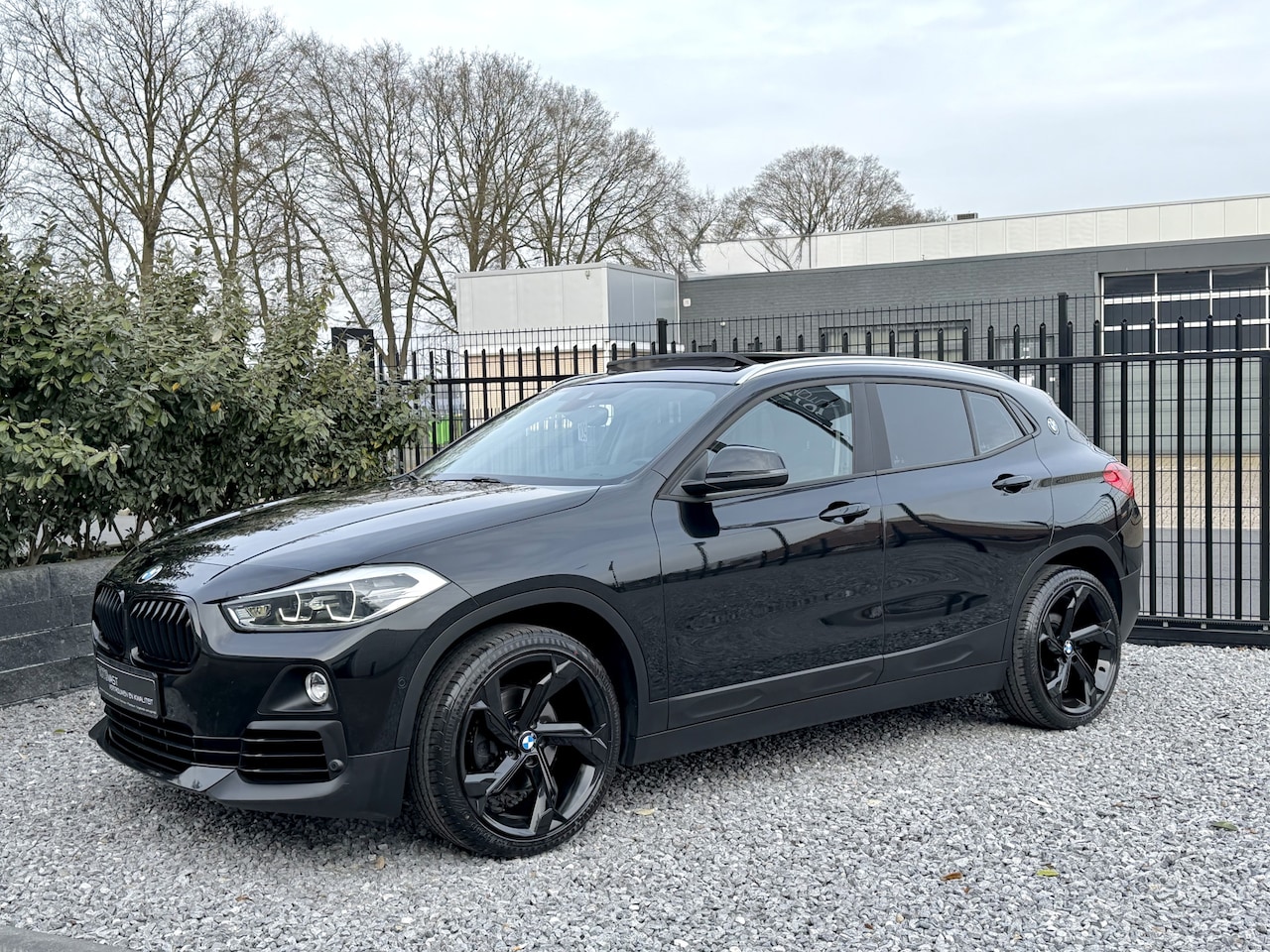 BMW X2 - sDrive18i Exe LED|Pano|Navi|Trekhaak|Media Zwart - AutoWereld.nl