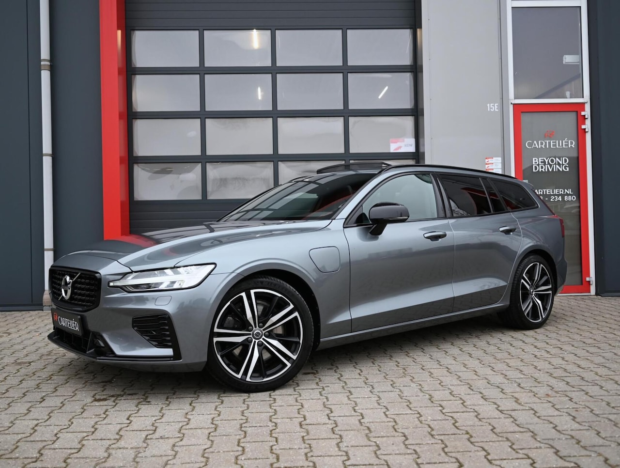 Volvo V60 - 2.0 T6 Recharge AWD R-Design | Pano | Leder | Led | Memory | ACC | Trekhaak | Stoel & Stuu - AutoWereld.nl