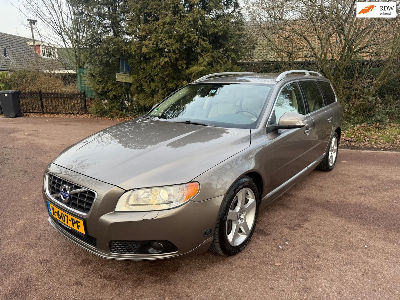 Volvo V70 - 2.5FT Summum / Navi / Leder / Xenon / Apk / Trekhaak / BT - AutoWereld.nl