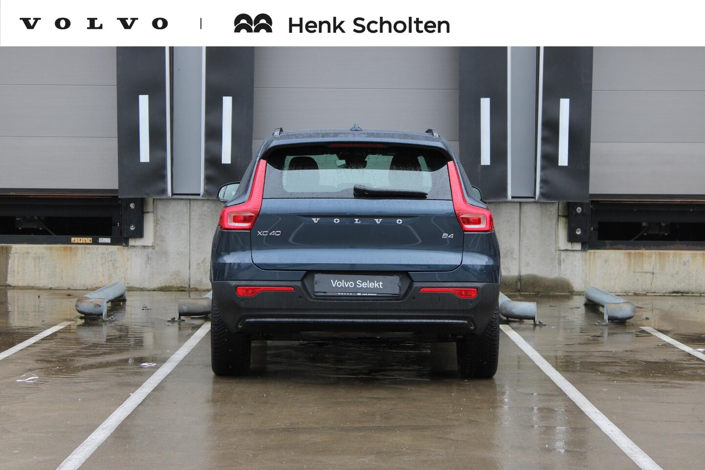 Volvo XC40 - 2.0 B4 Plus Dark | Verwarmbare Voorruit | Achteruitrijcamera | Semi- Elektrische Trekhaak - AutoWereld.nl