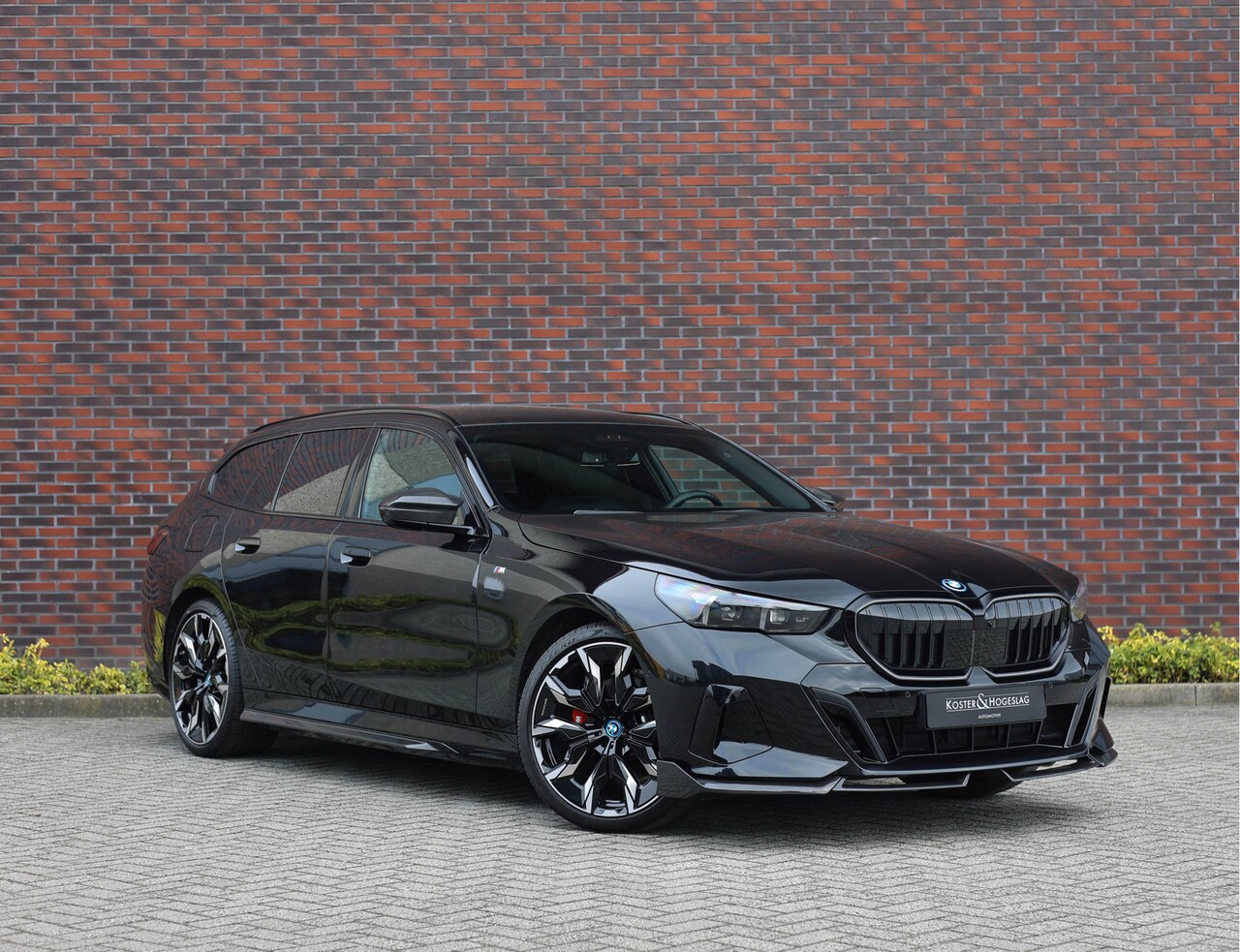 BMW 5-serie Touring - 530e xDrive | M Performance - Pano - Trekhaak - HUD - AutoWereld.nl