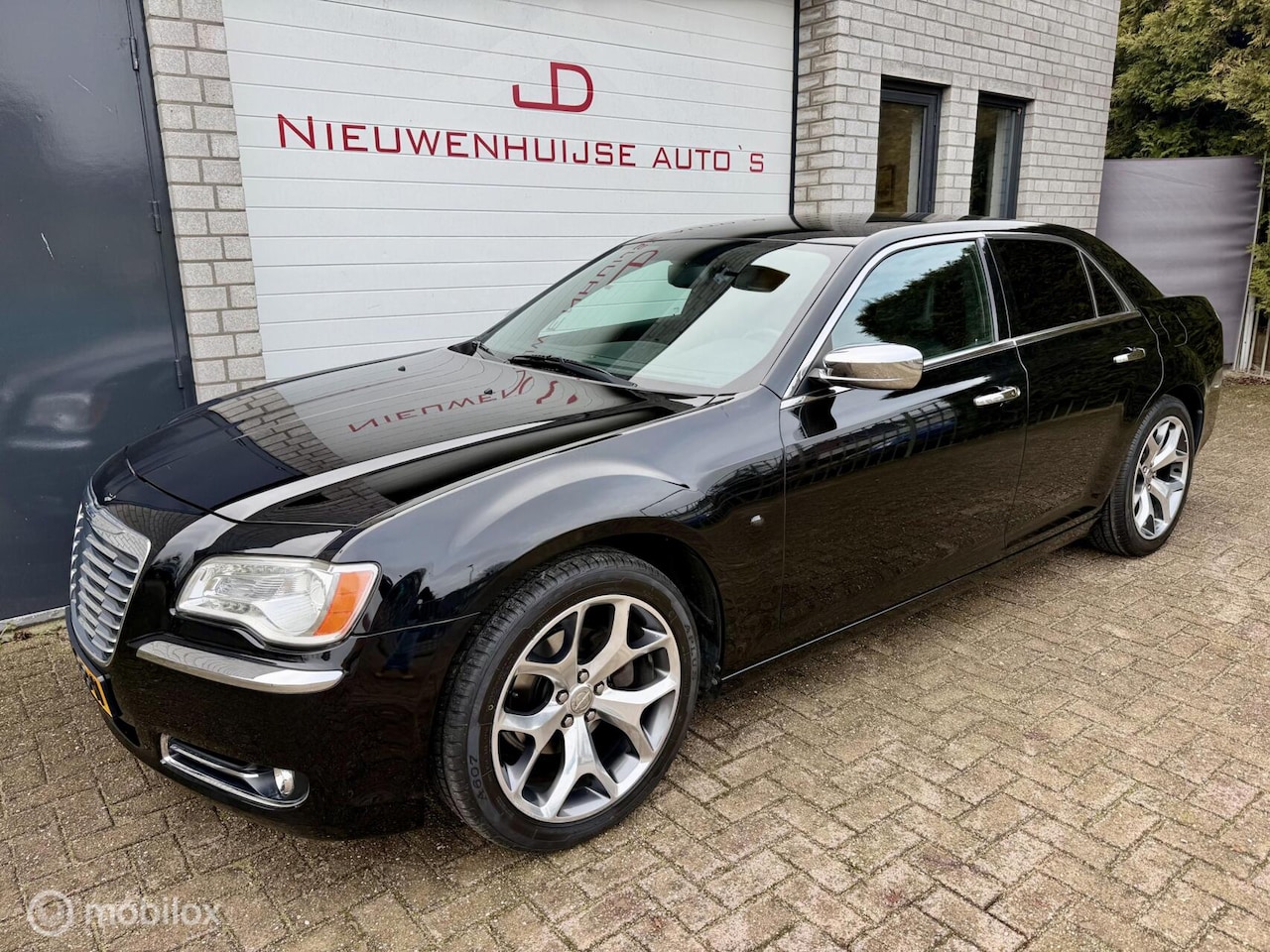 Chrysler 300C - 3.6 V6, LPG, 139.000km, leder, navi, 20 inch! - AutoWereld.nl