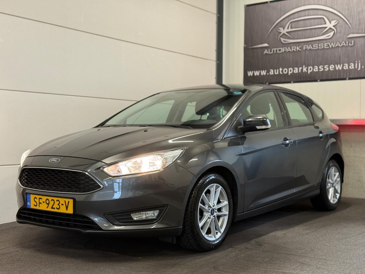 Ford Focus - 1.0 Lease Edition Cruise Control, Achteruitrijcamera, Apple Carplay, Navigatie, Airco, NAP - AutoWereld.nl