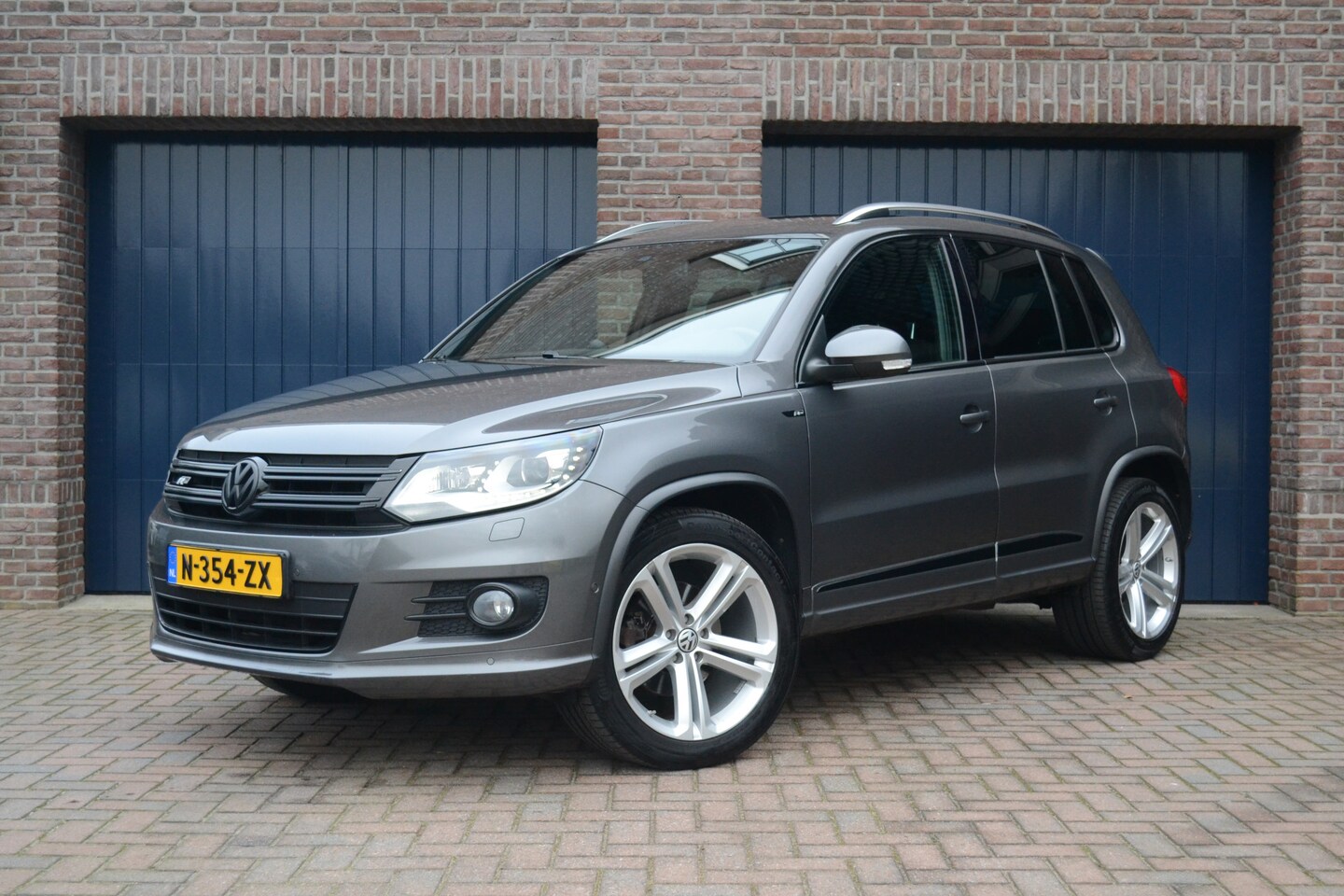 Volkswagen Tiguan - 2.0 TSI Sport&Style 4motion R-line Edition | Trekhaak | LED | Stoelverwarming | Navigatie - AutoWereld.nl