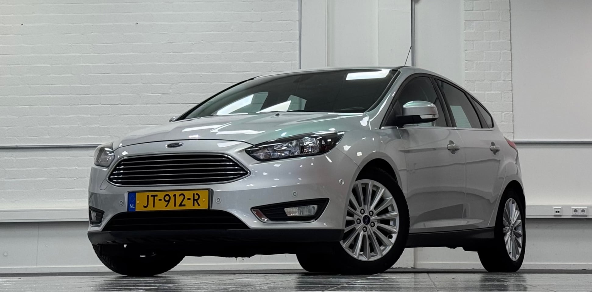 Ford Focus - 1.5i Titanium 1e Eigenaar 100% Onderhouden Navi Parkeerhulp Mooi! Garantie - AutoWereld.nl