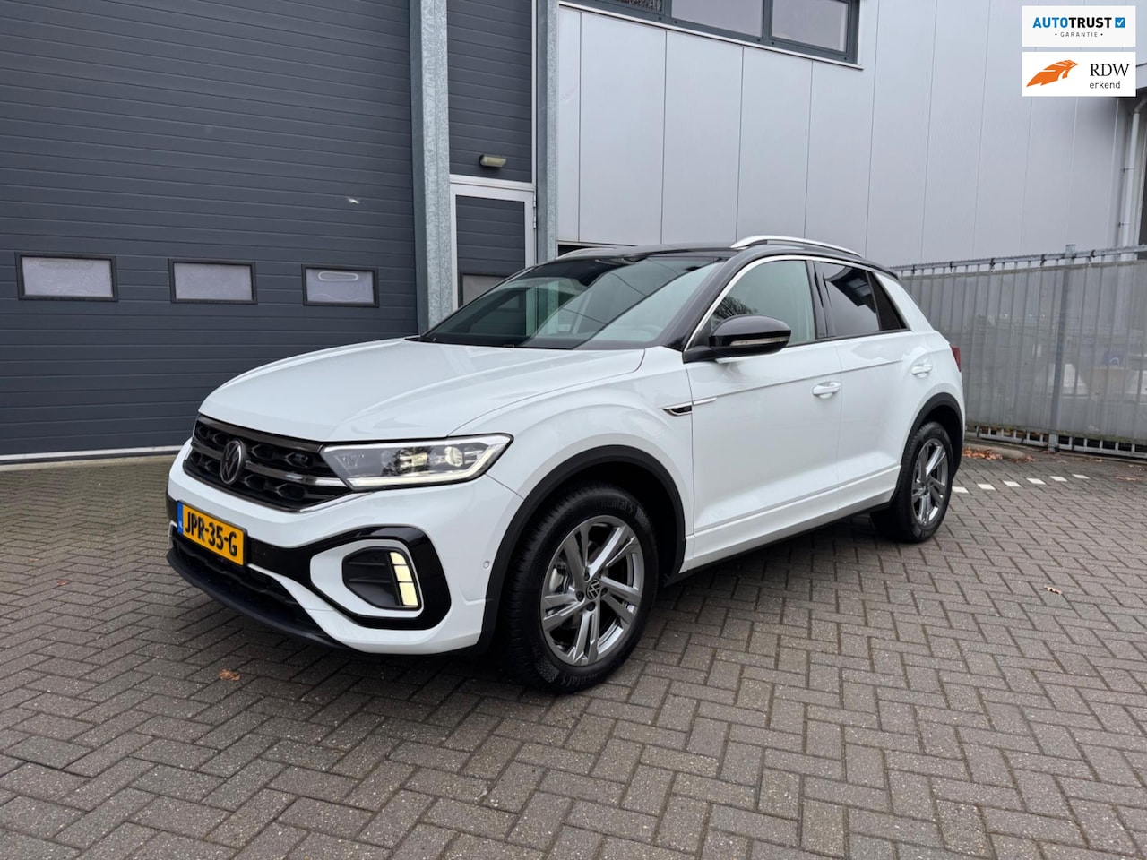 Volkswagen T-Roc - 1.5 TSI DSG R-Line Edition LED, Trekhaak, Privacyglass, Stoelverwarming, etc. - AutoWereld.nl