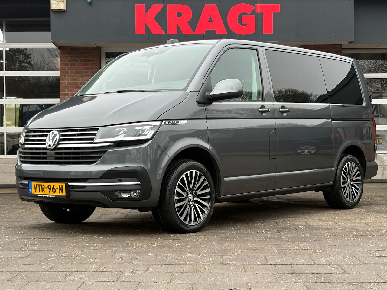 Volkswagen Transporter - 2.0 TDI L1H1 28 Bulli 204PK 75-Edition! DSG|Dealer|Adaptieve Cruise|Softcolse|Virtual Cock - AutoWereld.nl