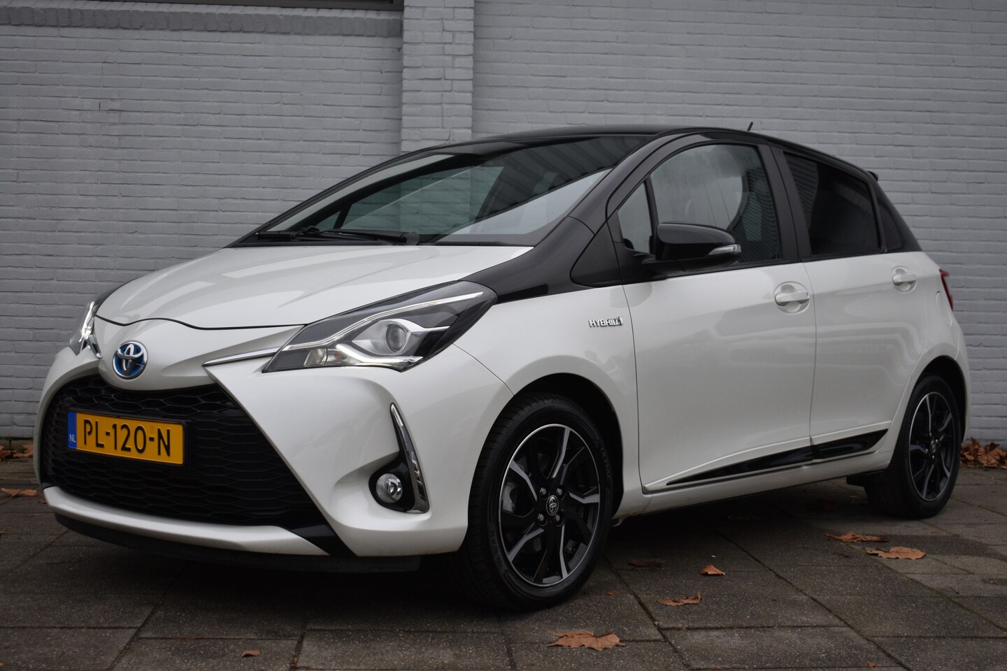 Toyota Yaris - 1.5 Hybrid Bi-Tone Automaat 100pk | Achteruitrijcamera | Cruise control | Bluetooth | Dea - AutoWereld.nl
