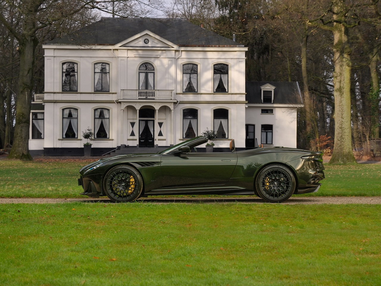 Aston Martin DBS Volante - 770 Ultimate by Q | 1 of 199 | Carbon Pack | Minotaur Green - AutoWereld.nl