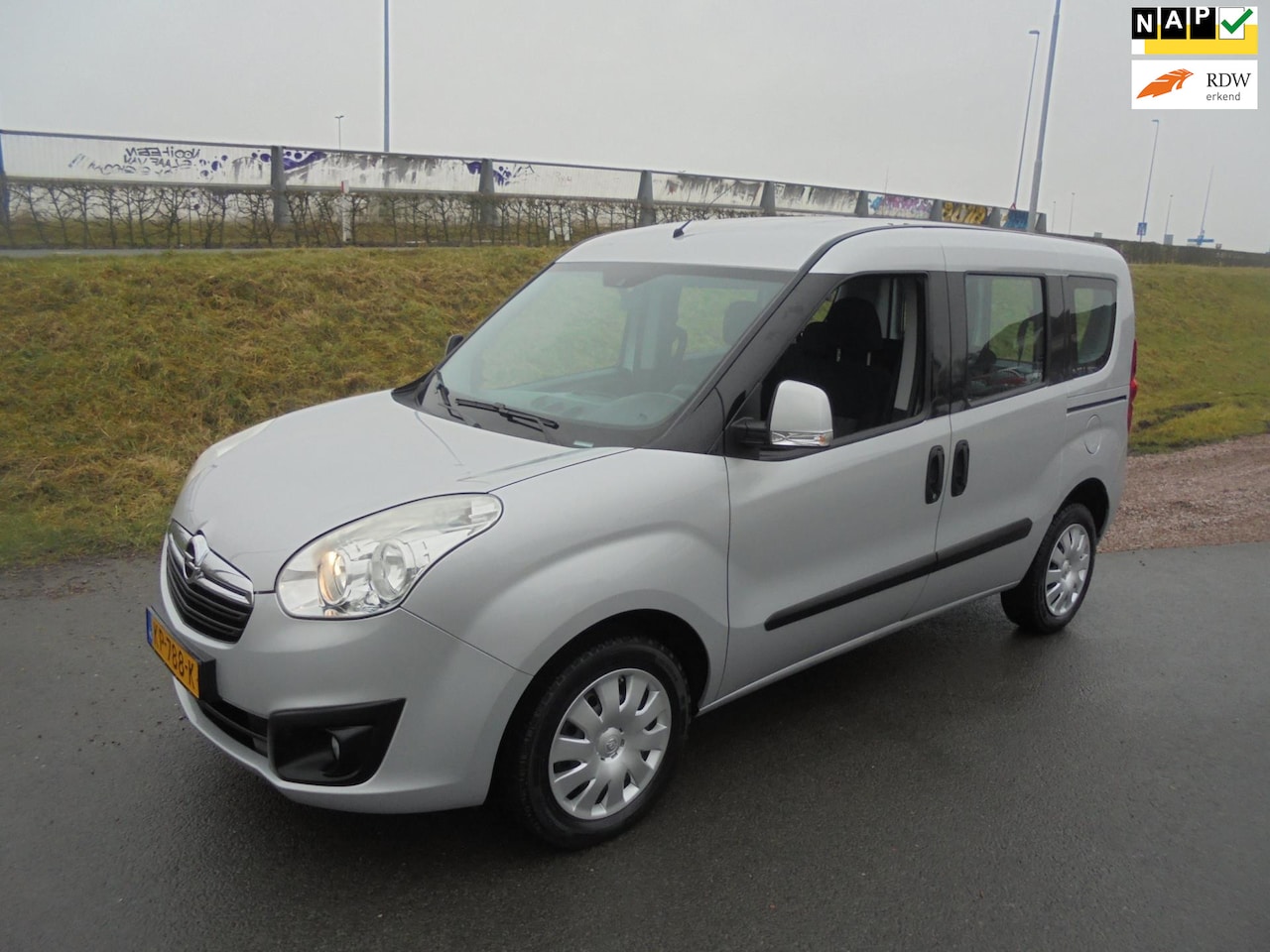 Opel Combo Tour - Opel Combo 1.4 benzine 5 persoons airco trekhaak 96.000km - AutoWereld.nl