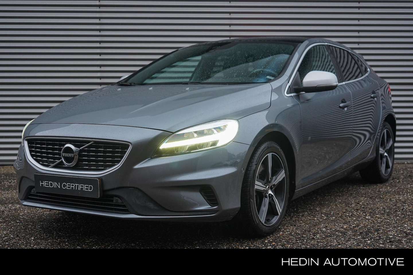 Volvo V40 - T3 Automaat R-Design | Panorama dak | Stoelverwarming | Trekhaak | Dealeronderhouden | LED - AutoWereld.nl