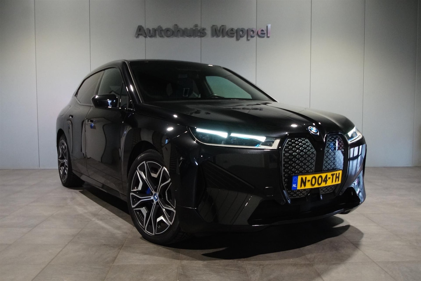 BMW iX - XDrive40 SportPakket | Laserlicht | Trekhaak | H/K Sound | Soft Close | - AutoWereld.nl