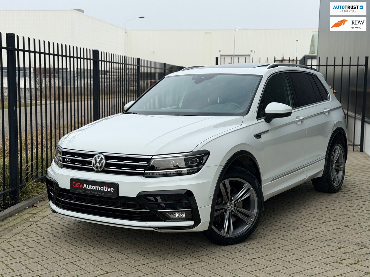 Volkswagen Tiguan - 2.0 TSI 4Motion 3X R-Line Pano Virtual ACC Memory Trekhaak Camera - AutoWereld.nl