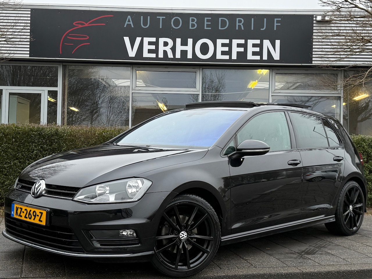 Volkswagen Golf - 1.6 TDI - R-LINE - AUTOMAAT - PANORAMADAK - APPLE CARPLAY - PARKEER CAMERA ! - AutoWereld.nl
