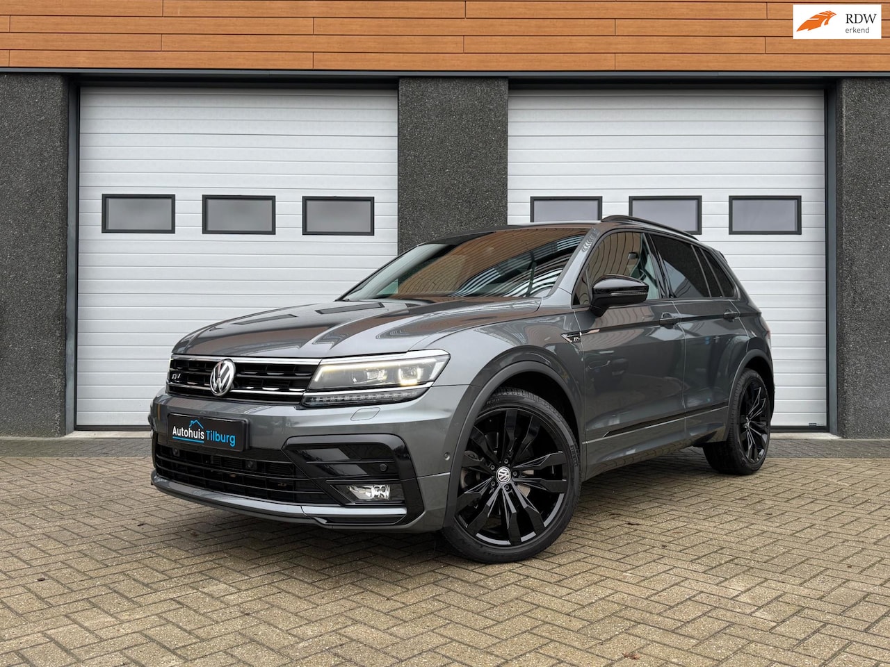 Volkswagen Tiguan - 2.0 TSI 4Motion 3x R-Line Pano Trekhaak Keyless - AutoWereld.nl