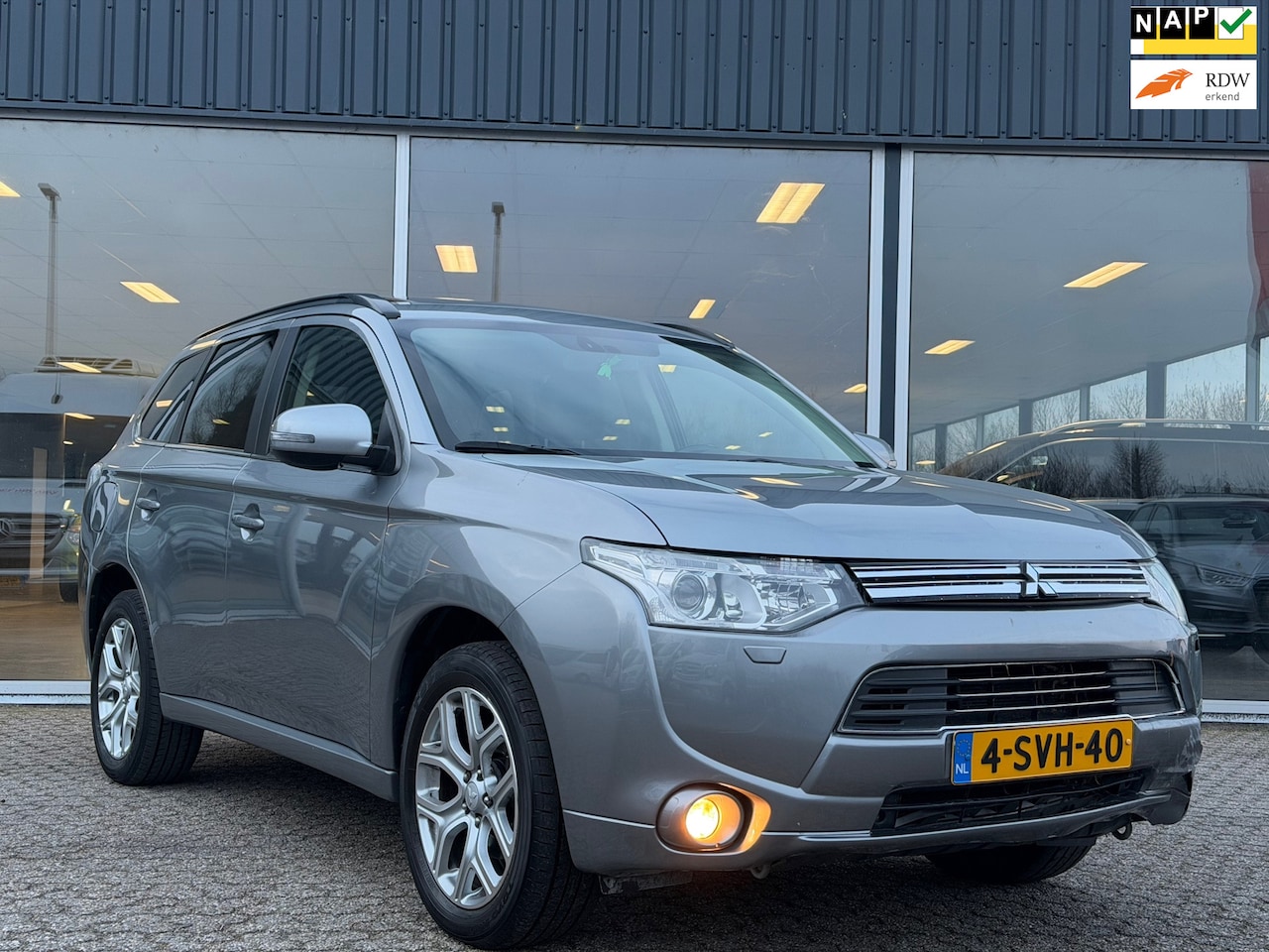 Mitsubishi Outlander - 2.0 PHEV instyle AUTOMAAT/PANO - AutoWereld.nl