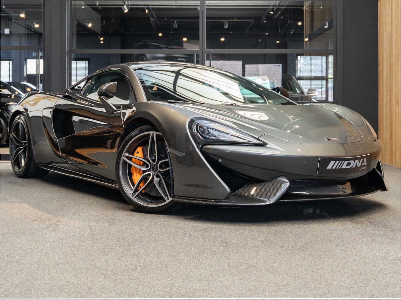 McLaren 570S - Full Carbon 570S Hermes Details - AutoWereld.nl