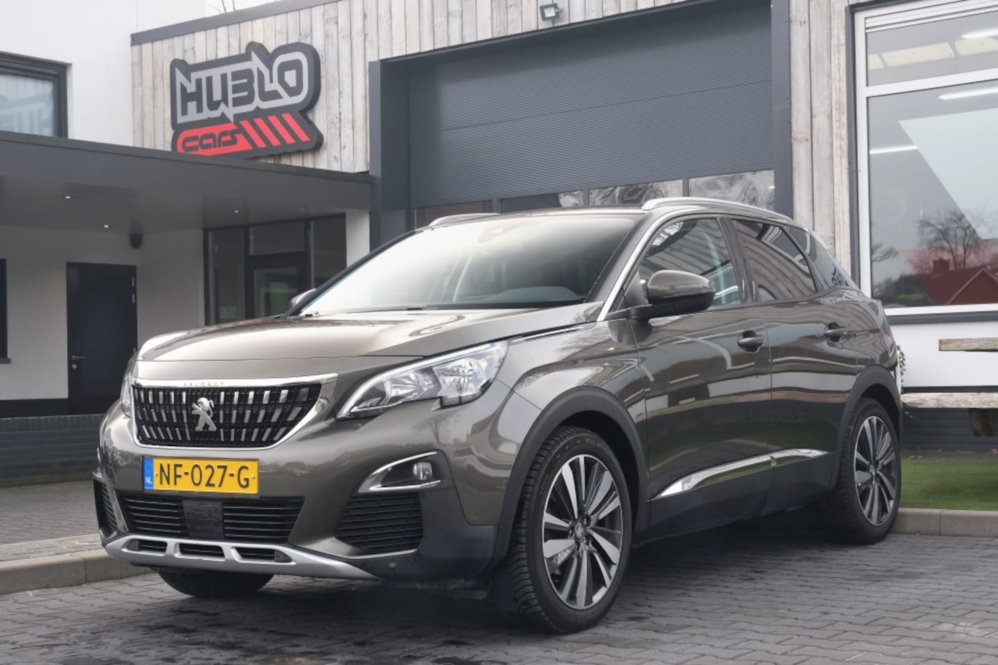 Peugeot 3008 - 1.2 PureT. Première - AutoWereld.nl