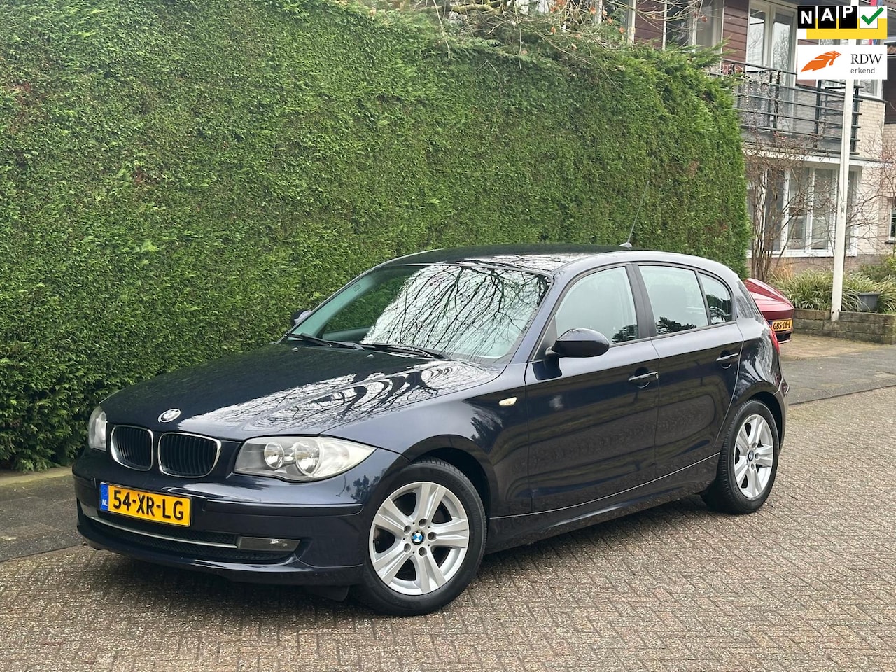 BMW 1-serie - 118i AUTOMAAT/NAVI/CRUISE/PDC/CLIMA/RIJDT GOED!! - AutoWereld.nl