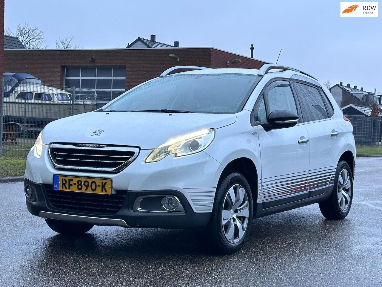 Peugeot 2008 - 1.2 PureTech Allure Navigatie*Cruise*Clima*Trekhaak*Parkeersensoren*LM velgen* - AutoWereld.nl