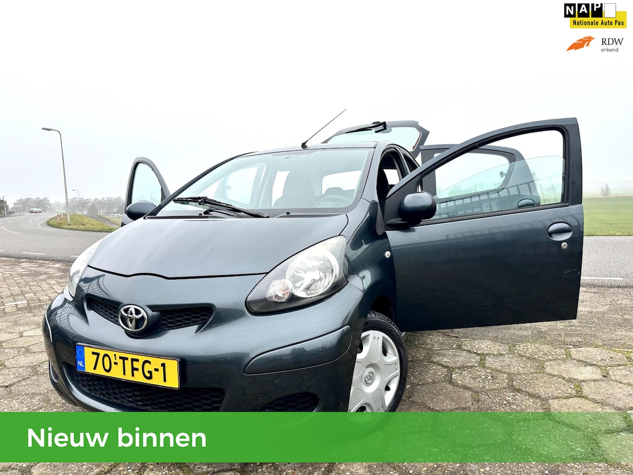 Toyota Aygo - 1.0-12V 5D NAP AIRCO NAVI SCHERM NIEUWE APK ELEK.RAMEN - AutoWereld.nl