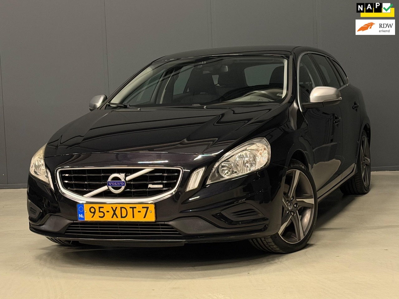 Volvo V60 - 1.6 T3 R-Design NAVI/PDC/TREKHAAK/CRUISE/AIRCO | KEURIGE AUTO ! - AutoWereld.nl