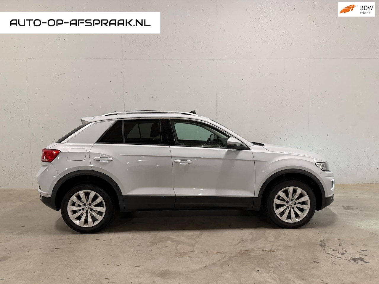 Volkswagen T-Roc - 1.5 TSI Style BTW 21% Pano Camera Navi Clima - AutoWereld.nl