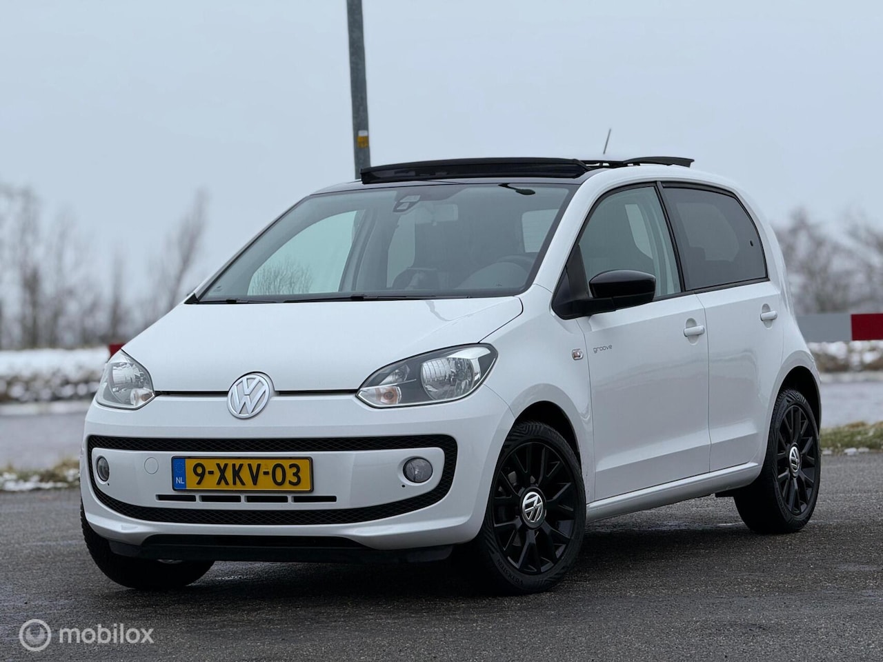 Volkswagen Up! - 1.0 groove up! 1.0 groove up!, Automaat, Panoramdak, Fender! - AutoWereld.nl