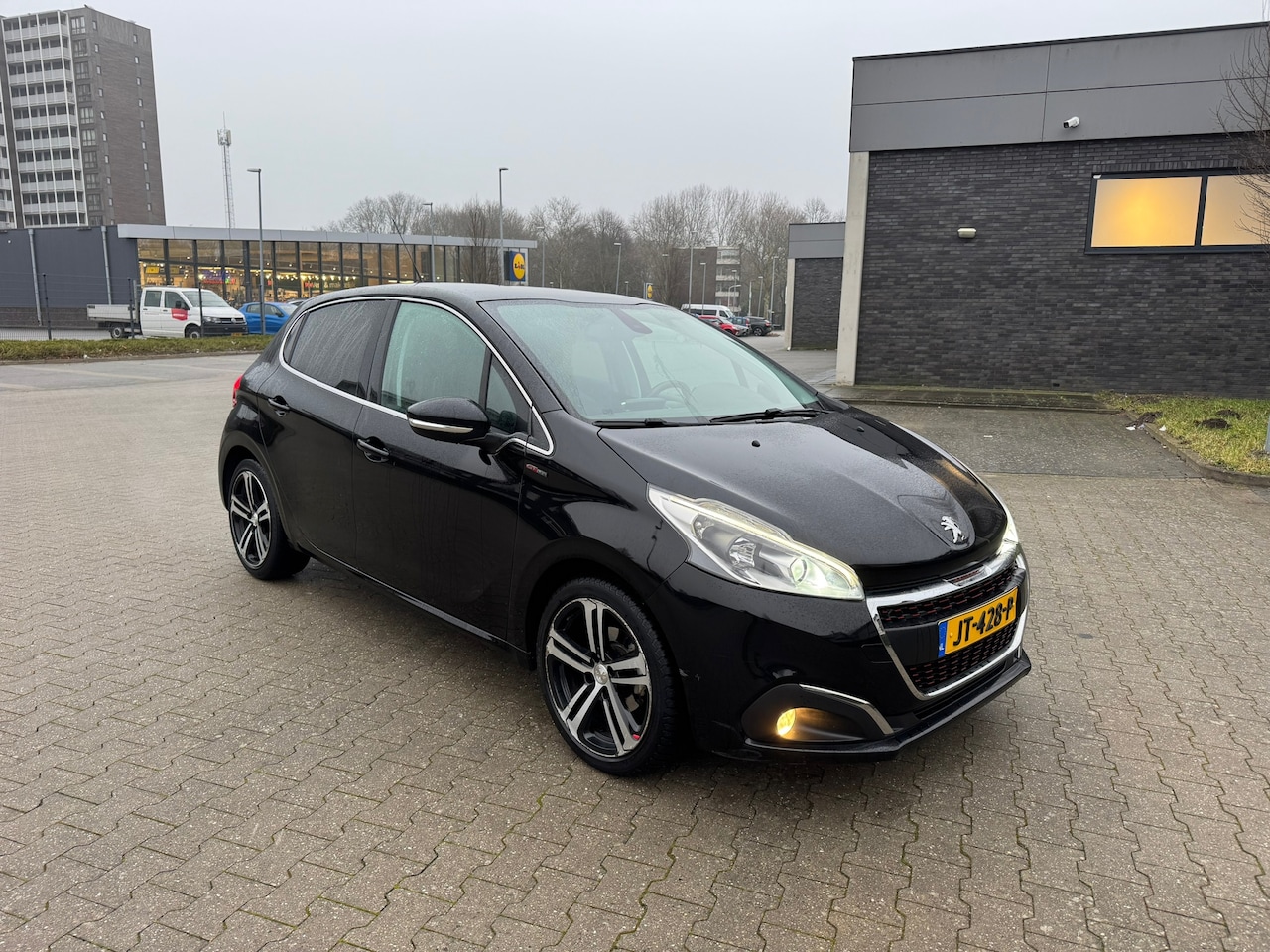 PEUGEOT 208