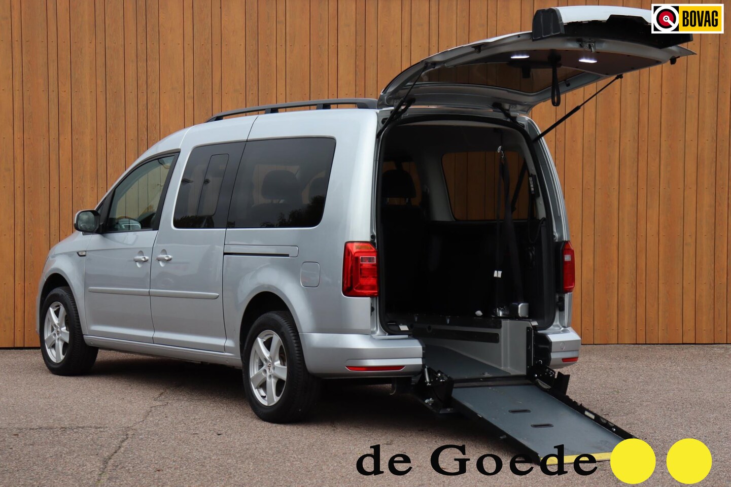 Volkswagen Caddy Maxi - 1.4 TSI Trendl. 5p+1 Rolstoel auto bodemverlaging a.camera - AutoWereld.nl