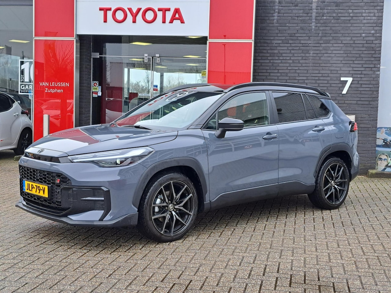 Toyota Corolla Cross - Hybrid 180 GR Sport STOEL/STUURWIELVERWARMING PDC DRAADLOOS LADEN - AutoWereld.nl