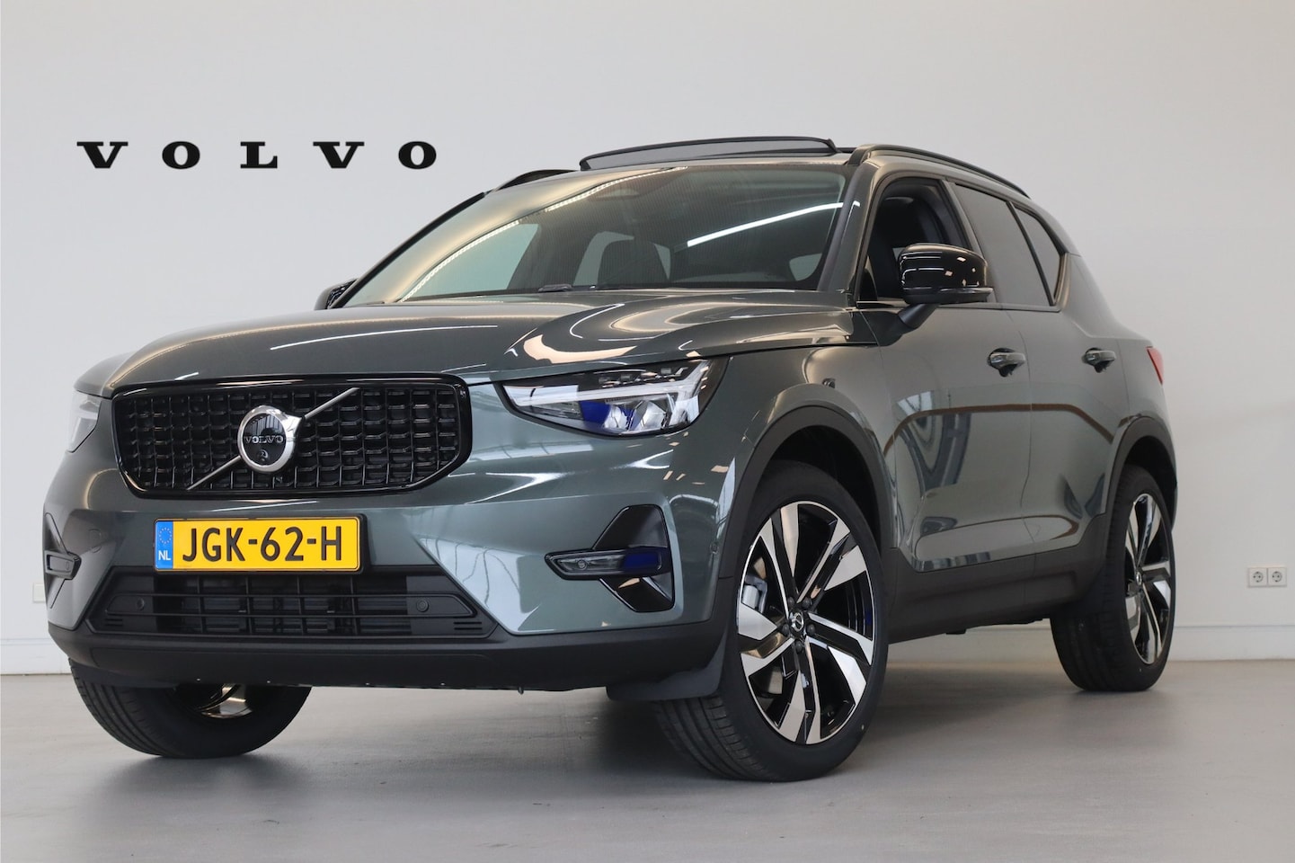 Volvo XC40 - B4 197PK Plus | Lounge Pack | 360° | 20" | Leder | Privacy glas - AutoWereld.nl