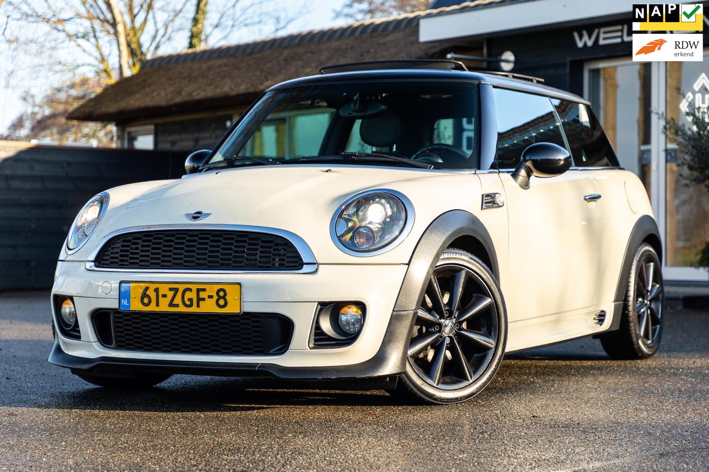 MINI John Cooper Works - Mini 1.6 Panoramadak I Bodykit I Bi-Xenon I Leder I NAP I NL Auto I Goed onderhouden - AutoWereld.nl