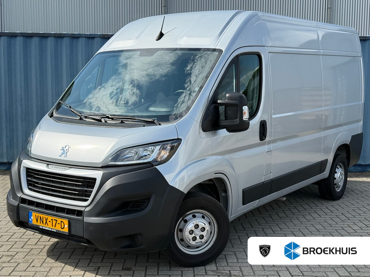 Peugeot Boxer - 330 2.2 BlueHDi 120 L2H2 Premium | Achteruitrijcamera | All-season banden | Bestuurderssto - AutoWereld.nl