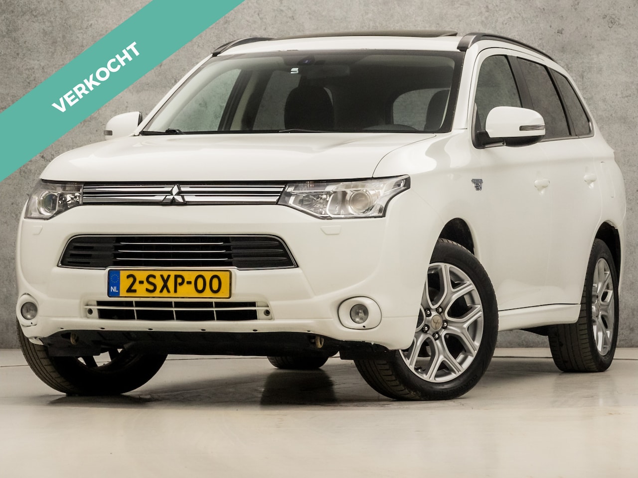 Mitsubishi Outlander - 2.0 PHEV Deluxe 203Pk Automaat (SCHUIFDAK, NAVIGATIE, CAMERA, LEDER, ELEK SPORTSTOELEN, TR - AutoWereld.nl