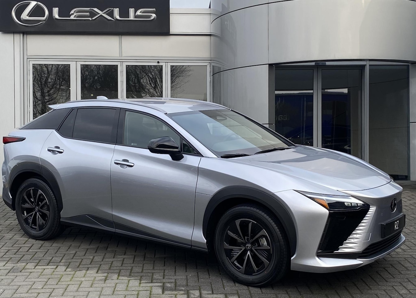 Lexus RZ - 350e Luxury Line 77 kWh NIEUW DIRECT LEVERBAAR STOELVERW EL-ACHTERKLEP EL-STOELEN INFRAROO - AutoWereld.nl