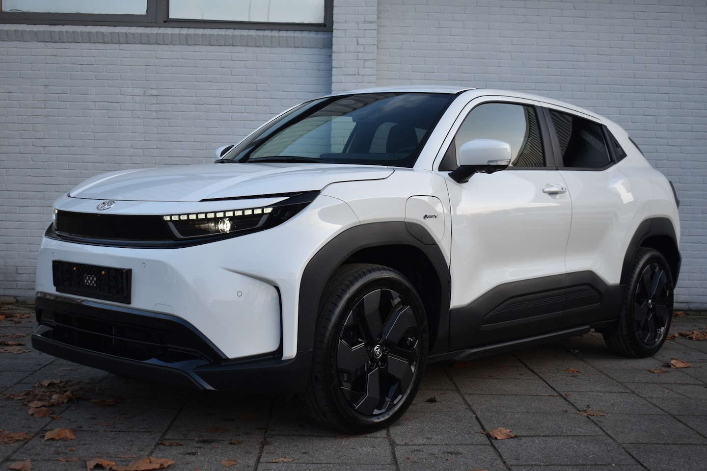 Toyota Urban Cruiser - Executive 61 kWh Automaat 174pk | stoel & stuurverwarming | JBL | Pano | 360 Camera | - AutoWereld.nl