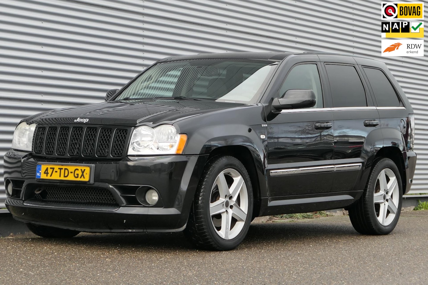 Jeep Grand Cherokee - 6.1 V8 Hemi SRT-8 425PK NAP Youngtimer Alcantara - AutoWereld.nl