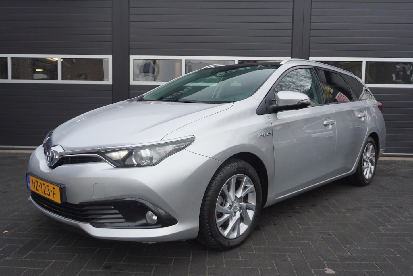 Toyota Auris Touring Sports - 1.8 Hybrid Business Aut/Camera/Pano.dak/Navi/Airco/Trekhaak - AutoWereld.nl