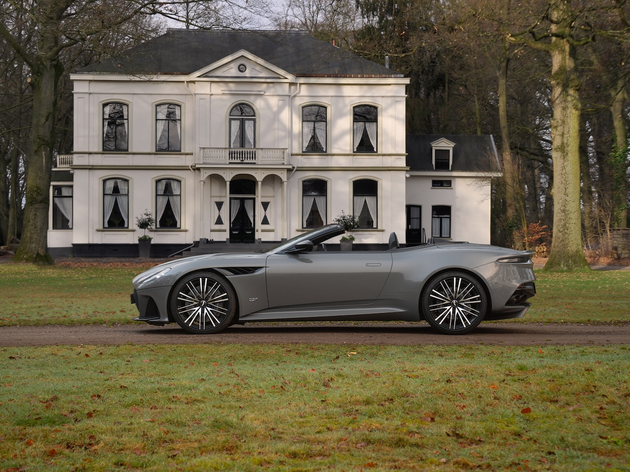Aston Martin DBS Volante - 5.2 V12 Superleggera | China Grey | Carbon Body Pack | Sports Plus Seats | Premium audio - AutoWereld.nl