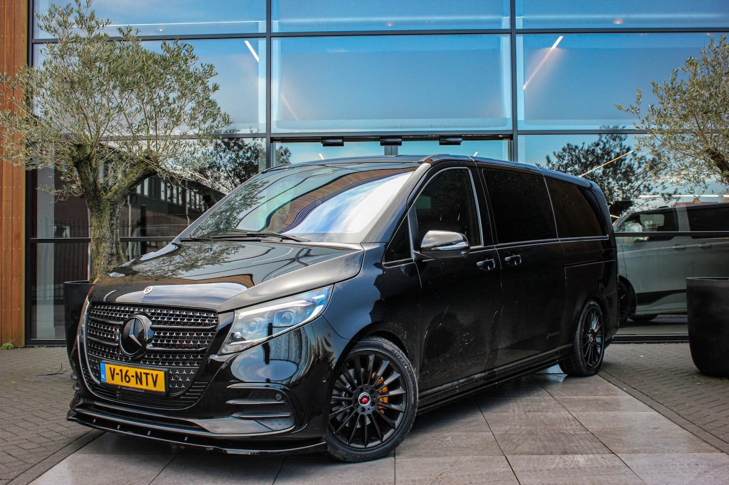 Mercedes-Benz V-klasse - 300d 4X4 EXTRA LANG AMG DC 240PK L3H1 DUBBEL CABINE / JB-EDITION / BILSTEIN SCHROEFSET/ NI - AutoWereld.nl