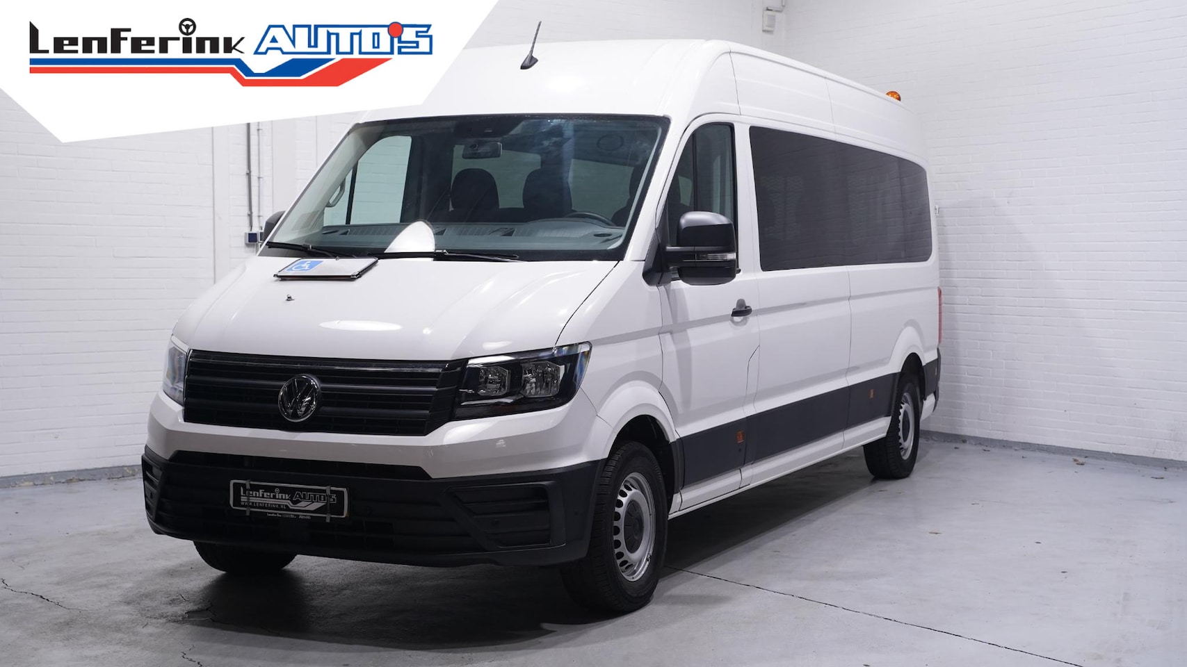 Volkswagen Crafter - 2.0 TDI 140 pk L4H3 Rolstoelbus 9 Zitplaatsen Airco, Camera, Apple Carplay - AutoWereld.nl