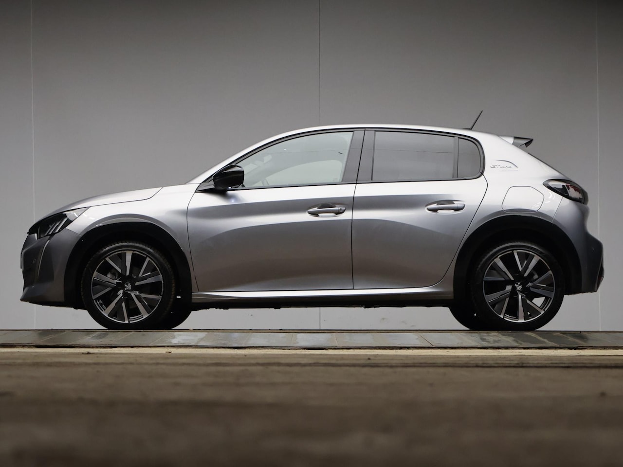 Peugeot 208 - 1.2 PureTech GT-line (APPLE CARPLAY,CAMERA,LED,NAVI,CRUISE,CLIMATE,SPORTSTOELEN,GETINT,LM - AutoWereld.nl