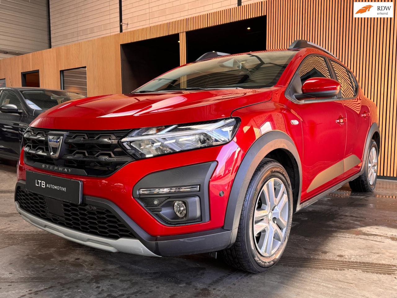 Dacia Sandero Stepway - 1.0 TCe 90 Comfort Automaat|Carplay|Camera|Navi|Airco - AutoWereld.nl