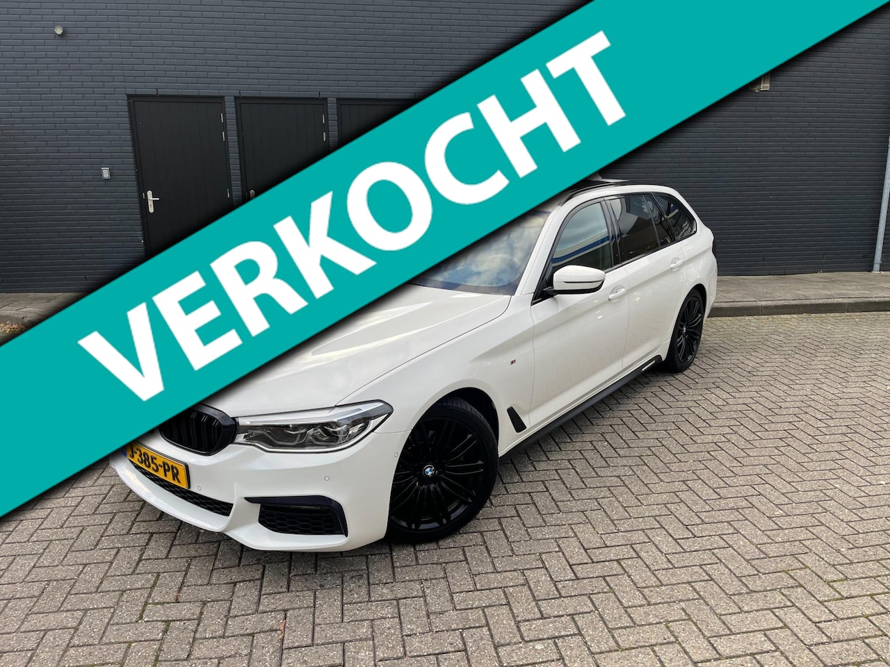 BMW 5-serie Touring - 520i M-Sport High Executive Edition Panoramadak Leer Trekhaak - AutoWereld.nl