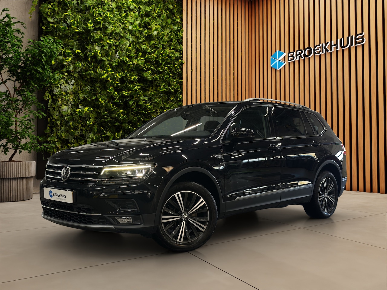 Volkswagen Tiguan Allspace - 1.4 TSI Highline Business R Dynaudio Keylessentry Massagestoelen Trekhaak - AutoWereld.nl