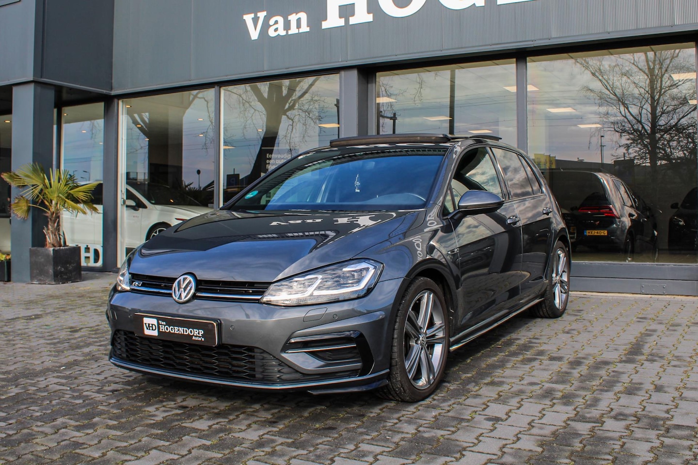 Volkswagen Golf - 1.5 TSI Highline R Line PANO NAVI LED DSG7 - AutoWereld.nl
